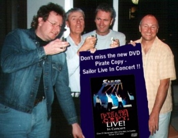Sailor 2003 - Rob, Grant, Peter und Phil prsentieren die DVD... ;-)